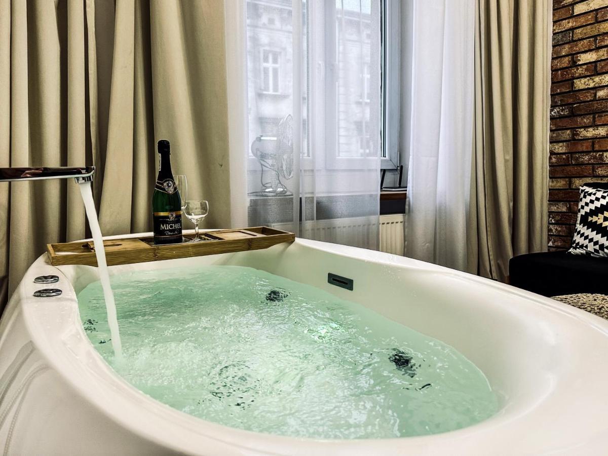Premium Jacuzzi For Couples, Old Town Apartament